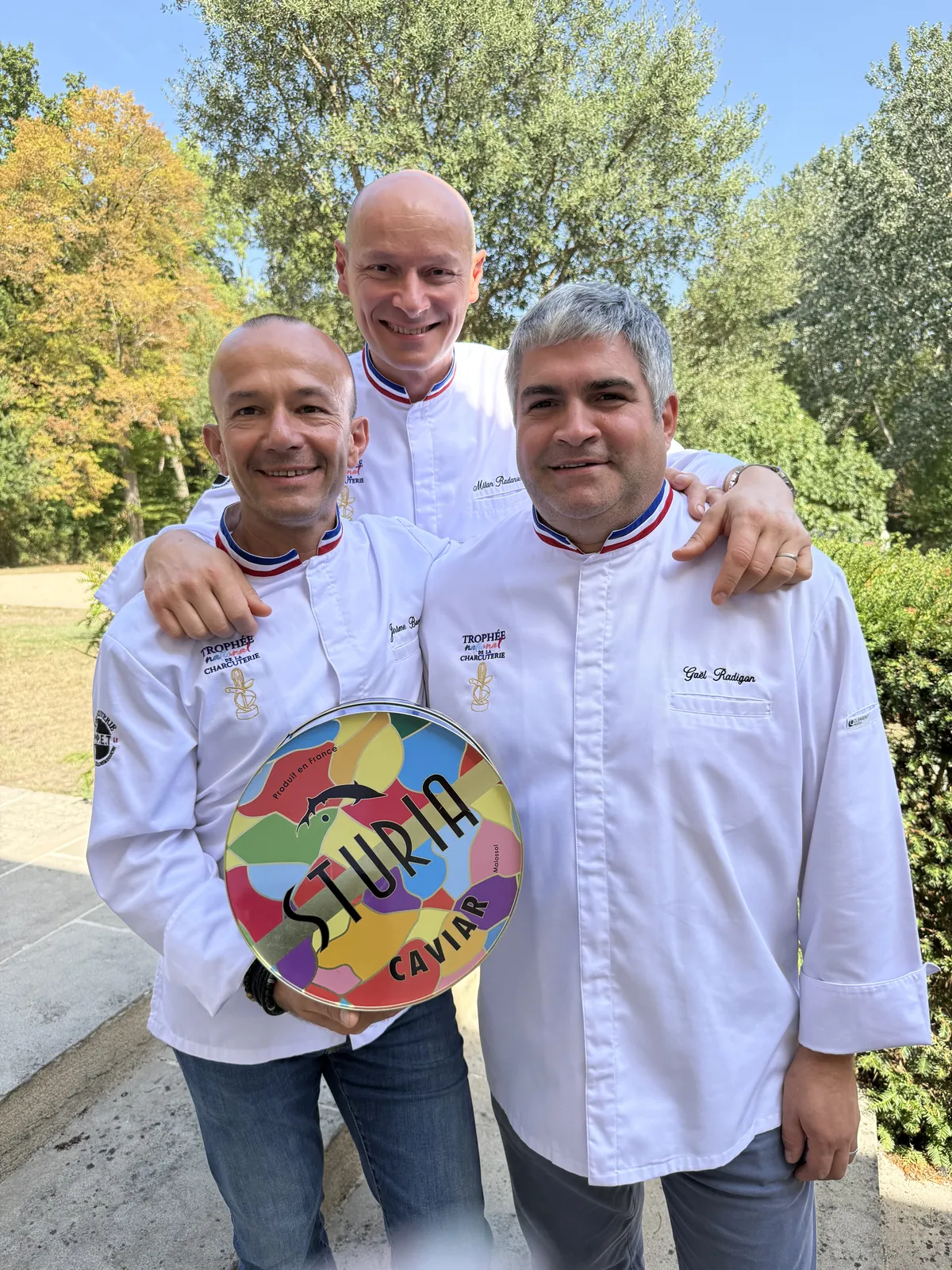 Trois membres avec une boîte de caviar Sturia