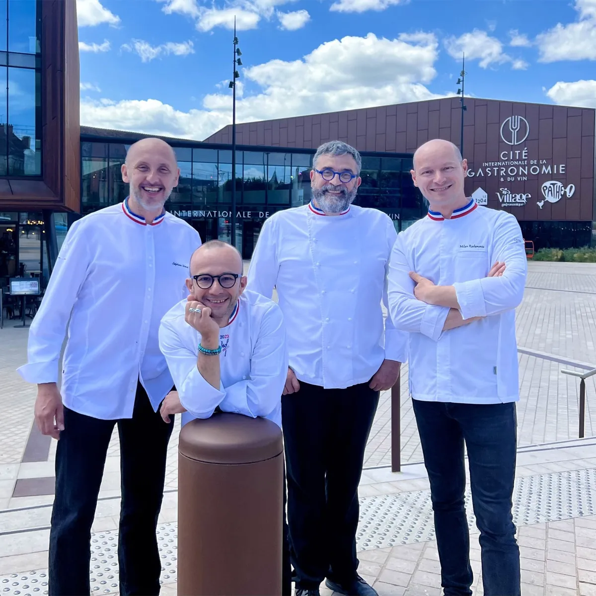 Les quatre fondateurs devant la Cité internationale de la Gastronomie et du Vin, à Dijon
