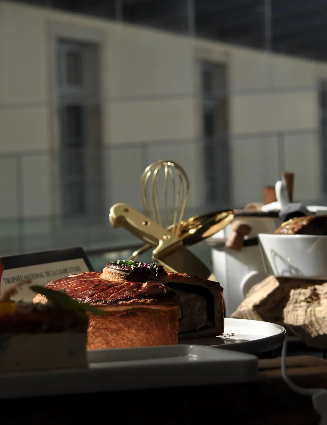 Pâté en croûte devant le trophée du concours