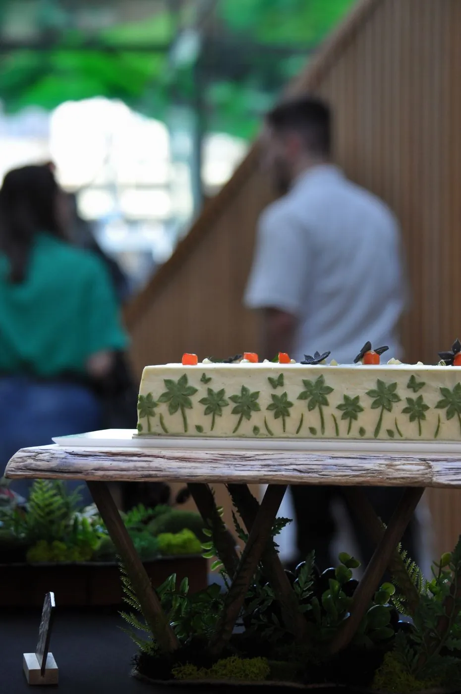 Terrine décorée de motifs végétaux