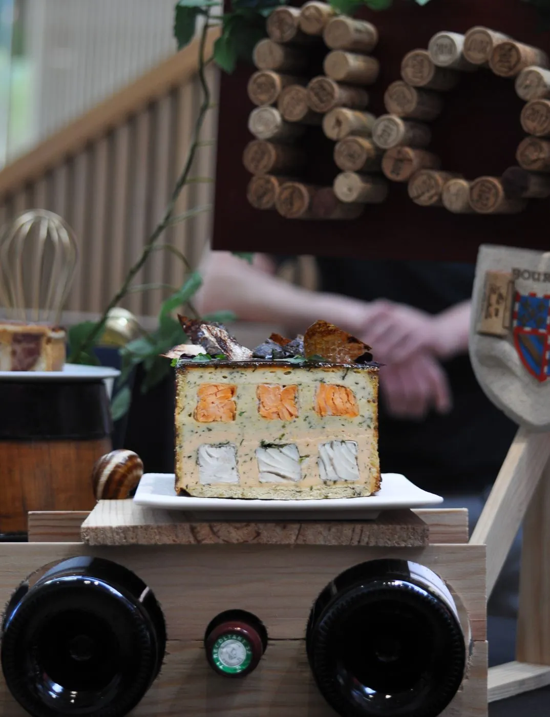 Terrine mise en scène avec des bouteilles de vin